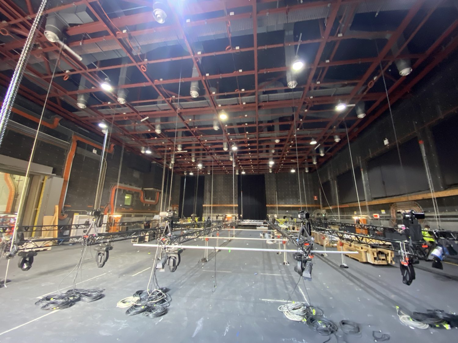 Motor-rigged truss layout in a black-box studio
