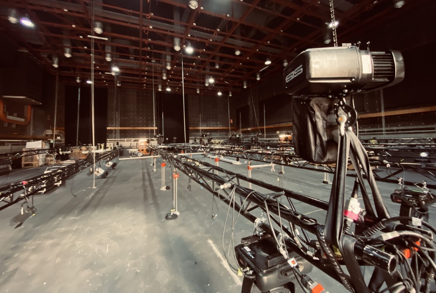 Chain motor and truss on a studio rig